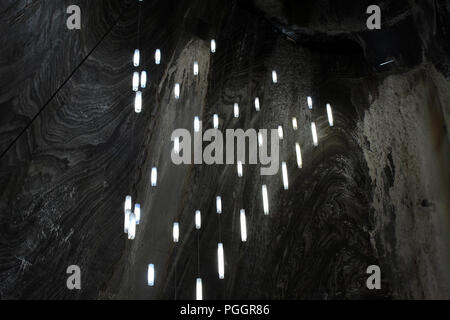 Lichter in Salzbergwerk Salina Werk Turda Rumänien Stockfoto