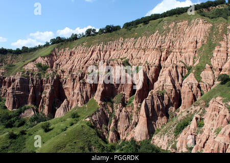 Ausblick Mit der Roten Schlucht, ein einzigartiges Naturdenkmal mit eindrucksvollen schroffen rötlich badlands Relief in der Nähe von Sebes Stadt, Alba, Rumänien. Stockfoto