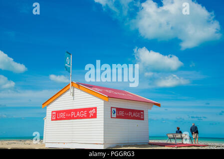 Kleine hölzerne Bibliothek am Strand von Criel-sur-Mer in der Normandie, Frankreich Stockfoto