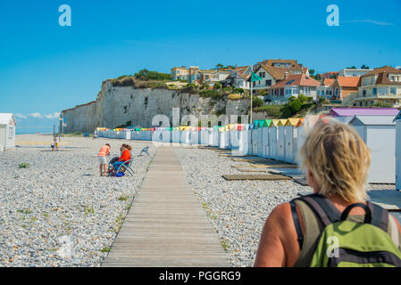 Hölzerne Badekabinen und Klippen am Criel-sur-Mer in der Normandie, Frankreich Stockfoto