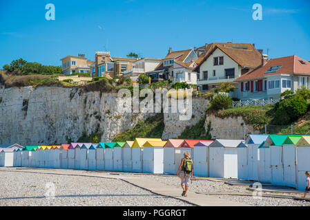 Umkleidekabinen am Strand, Klippen und Strand an der Küste von Criel-sur-Mer in der Normandie, Frankreich Stockfoto