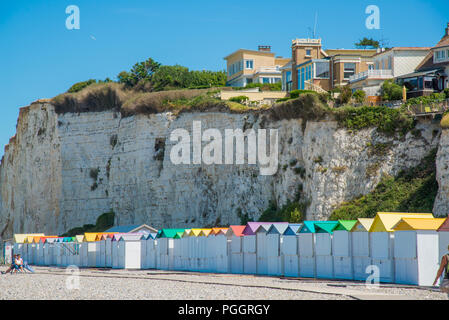 Umkleidekabinen am Strand, Klippen und Strand an der Küste von Criel-sur-Mer in der Normandie, Frankreich Stockfoto