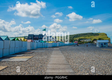 Umkleidekabinen am Strand, Klippen und Strand an der Küste von Criel-sur-Mer in der Normandie, Frankreich Stockfoto