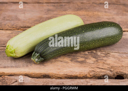 Frische marrows, in verschiedenen Farben, aus der Nähe. Squash Zucchini Zucchini auf hölzernen Schreibtisch Tisch. Stockfoto