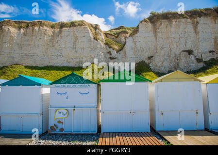 Umkleidekabinen am Strand, Klippen und Strand an der Küste von Criel-sur-Mer in der Normandie, Frankreich Stockfoto