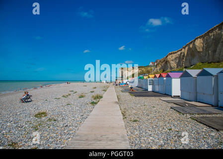 Umkleidekabinen am Strand, Klippen und Strand an der Küste von Criel-sur-Mer in der Normandie, Frankreich Stockfoto