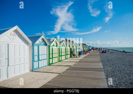 Holz- Kabinen am Strand von Cayeux-sur-Mer in der Normandie, Frankreich Stockfoto