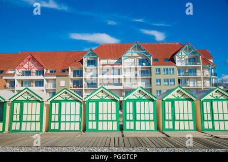 Holz- Kabinen am Strand von Cayeux-sur-Mer in der Normandie, Frankreich Stockfoto