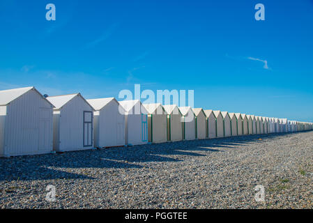 Holz- Kabinen am Strand von Cayeux-sur-Mer in der Normandie, Frankreich Stockfoto