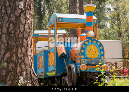 Kleine Kinder sind Reiten auf der Bahn in den Park. Stockfoto