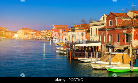 Straße Kanal in die Insel Murano, Venedig. Schmalen Kanal unter alten bunten Ziegeln Häuser in Murano, Venedig. Postkarte aus Murano, Venedig, Italien. Stockfoto