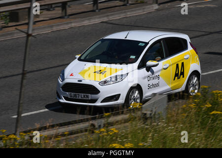 AA Fahrschule Auto Fahren auf eine zweispurige Straße. Stockfoto