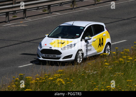 AA Fahrschule Auto Fahren auf eine zweispurige Straße. Stockfoto