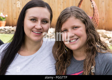 Mutter mit ihrer 10 Jahre alten Tochter, MT, USA Stockfoto