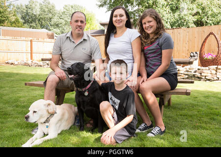 Der Mann und die Frau mit ihren zwei Kindern Familie Portrait, MT, USA Stockfoto