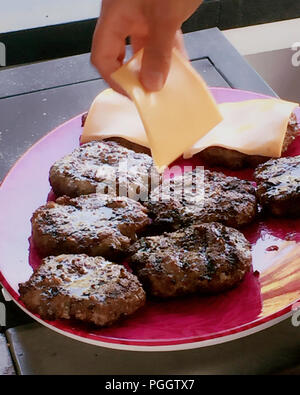 Käse, Pacer auf gegrillte Hamburger, USA Stockfoto