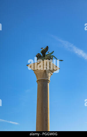 Die geflügelten Markuslöwen, dem Symbol der venetianischen Republik, in Piazza delle Erbe, Verona (UNESCO-Weltkulturerbe), Venetien, Italien Stockfoto
