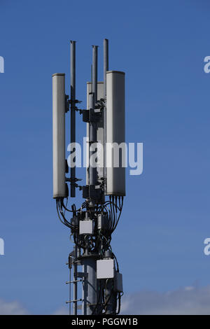 Eine Nahaufnahme einer Mitteilung Mast für Telefon und Daten Signal gegen ein blauer Himmel Stockfoto