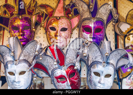 Gruppe von Vintage venezianischen Karneval Masken. Venezianische Masken in Store Display in Venedig. Karneval in Venedig gehört zu den bekanntesten in Europa. Seine Stockfoto
