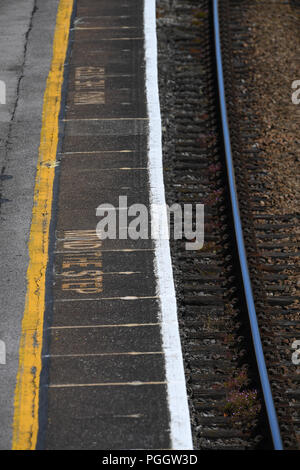 Achtung Stufe Warnungen auf einem Bahnhof Plattform Blick von oben. Stockfoto