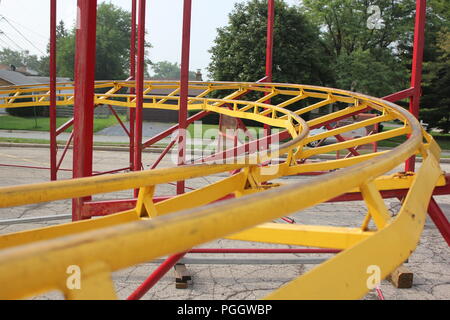 Reisen kiddie Karneval fahren Achterbahn schienen im Bau in einem Einkaufszentrum Parkplatz in Niles, Illinois, USA an einem sonnigen Sommermorgen. Stockfoto