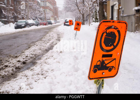 Der erste Schnee hat sich auf alles, was während der Nacht gefallen. Es ist verboten, hier während der schneeräumung zu parken. Stockfoto