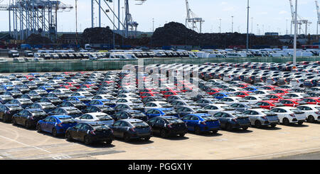 Hunderte von Honda Pkw und SUVs warten auf Export saß in Wartebereiche in Southampton Docks UK. Stockfoto