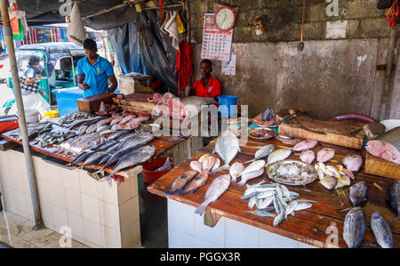 Fisch mit fangfrischen Meeresfrüchten stand beim lokalen Samstag Küsten markt Dikwella im Matara Distrikt der südlichen Provinz, Sri Lanka Stockfoto