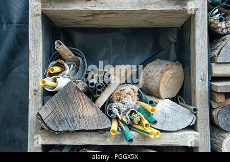 Bug Hotel aus kurzen Längen von recycelten Hosepipe und Kunststoff Strohhalme mit Schnur und Holz, Skip Garden, Kings Cross, London, England, Großbritannien Stockfoto