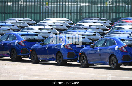 Hunderte von Honda Pkw und SUVs warten auf Export saß in Wartebereiche in Southampton Docks UK. Stockfoto