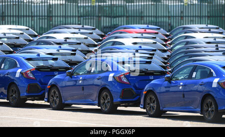 Hunderte von Honda Pkw und SUVs warten auf Export saß in Wartebereiche in Southampton Docks UK. Stockfoto