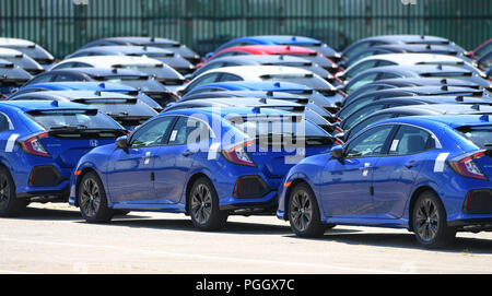 Hunderte von Honda Pkw und SUVs warten auf Export saß in Wartebereiche in Southampton Docks UK. Stockfoto