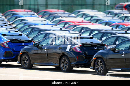 Hunderte von Honda Pkw und SUVs warten auf Export saß in Wartebereiche in Southampton Docks UK. Stockfoto