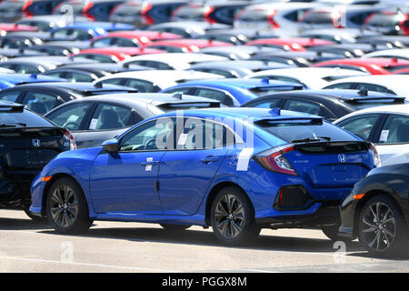 Hunderte von Honda Pkw und SUVs warten auf Export saß in Wartebereiche in Southampton Docks UK. Stockfoto