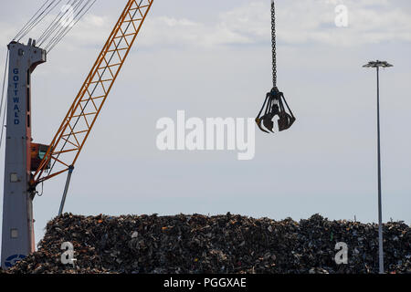 Ein Haufen Schrott, der recycelt werden erwartet an den Southampton Docks. Stockfoto
