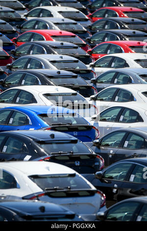 Hunderte von Honda Pkw und SUVs warten auf Export saß in Wartebereiche in Southampton Docks UK. Stockfoto