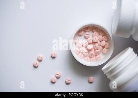 Medizin in der weißen Flasche, Ansicht von oben Stockfoto