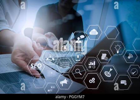 Seo-Optimierung für Web site mit mobile Website und Landing Page virtuelle Diagramm. business Teamarbeit sind Treffen im modernen Büro. Stockfoto
