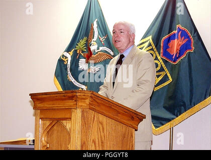 US-Senator John McCain III (R - Arizona) spricht während der USA, nicht Offizier (NCO), Primäre Leadership Development Klasse in Fort Dix, New Jersey statt. Stockfoto