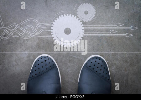 Gedanken über die Strukturierung der virtuellen Abbildung der Geschäftsprozesse mit Lösungen. An der Vorderseite der Geschäftsmann Füße als Konzept Stockfoto