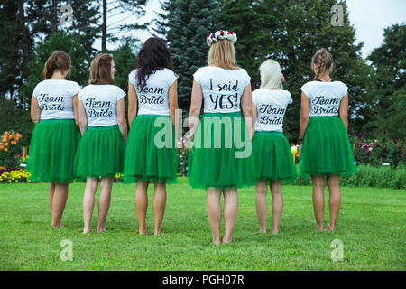 Stadt Salaspils, Lettland. Braut team Party mit 6 Mädchen auf Nationaler botanischer Garten. Natur, Wasser und Party. Reisen Foto 2018. Stockfoto