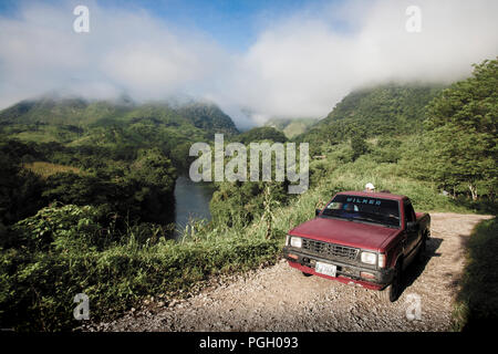 Fahrzeug fährt durch Regenwald bei Semuc Champey, Cobán, Guatemala Stockfoto