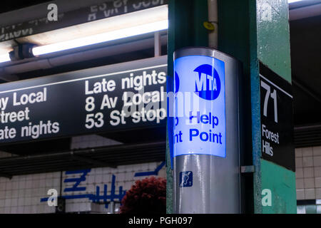 Help Point in einer U-Bahn Station in New York City Stockfoto