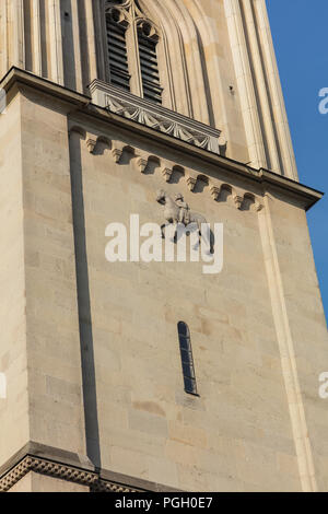 Einen teilweisen Blick auf einen der beiden Türme des Grossmünster Cathedral in der Stadt Zürich, Schweiz. Stockfoto