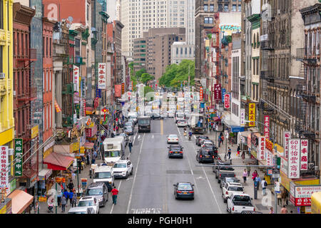 Menschen und Autos in der Chinatown in New York City Stockfoto