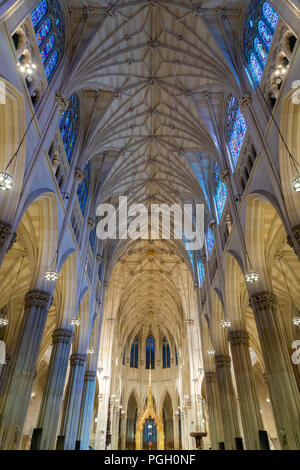 Innerhalb der St Patrick's Cathedral in New York City Stockfoto