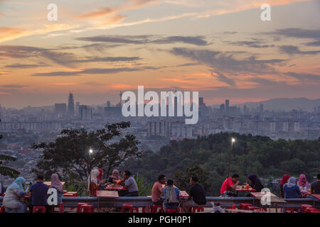 Iconic Skyline von Kuala Lumpur bei Sonnenuntergang mit Paare und Freunde genießen die Aussicht und Geselligkeit im Vordergrund, Malaysia, ca. September 2017 Stockfoto