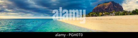 Weißer Sandstrand und Le Morn Brabant bei Sonnenuntergang. Schöne Mauritius Landschaft. Panorama Stockfoto