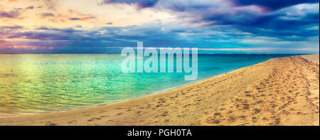 Das Meer bei Sonnenuntergang. Tolle Landschaft. Schönen Strand von Mauritius. Panorama Stockfoto