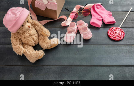 Baby girl Konzept auf blauem Hintergrund Holz Dusche, Platz kopieren Stockfoto